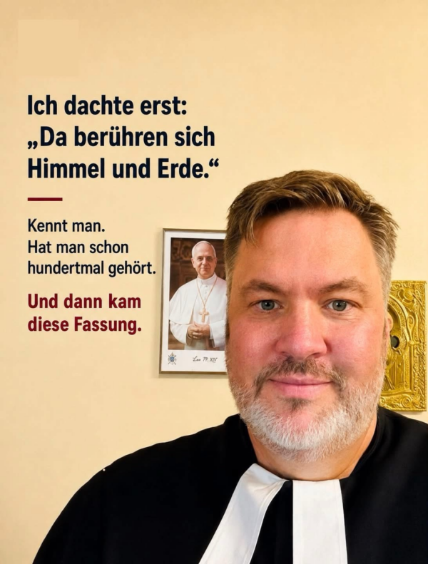 Die Grafik zeigt im Vordergrund ein Porträt von Pfarrer Sebastian Gutzeit in Talar mit Beffchen vor einer hellen Wand, an der im Hintergrund ein gerahmtes Bild von Papst Leo XIII. hängt. Auf der linken Seite befindet sich ein gedruckter Text mit den Worten „Ich dachte erst: ‚Da berühren sich Himmel und Erde.‘ Kennt man. Hat man schon hundertmal gehört. Und dann kam diese Fassung.“, was als digitales Zeugnis die tief beeindruckte Reaktion des Pfarrers auf den Schulchor festhält.