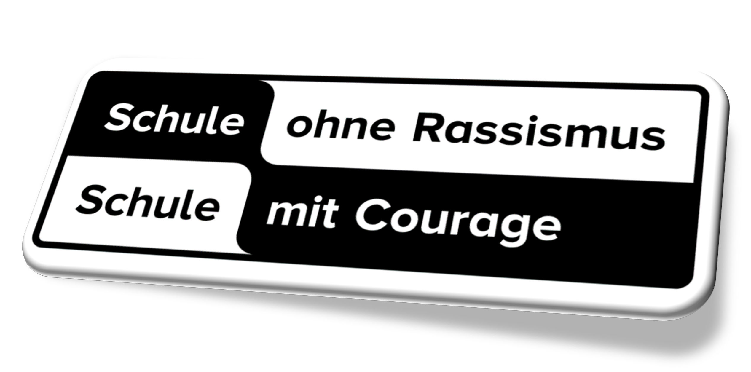 Schule ohne Rassismus Das Bild zeigt das offizielle, langgestreckte Logo der Initiative „Schule ohne Rassismus – Schule mit Courage“ in einer dreidimensionalen, leicht schräg geneigten Ansicht auf weißem Hintergrund. Das Schild zeichnet sich durch ein kontrastreiches, zweizeiliges Design aus, bei dem sich schwarze und weiße Textfelder spiegelverkehrt abwechseln und die Aufschrift „Schule ohne Rassismus – Schule mit Courage“ in serifenloser Schrift tragen.