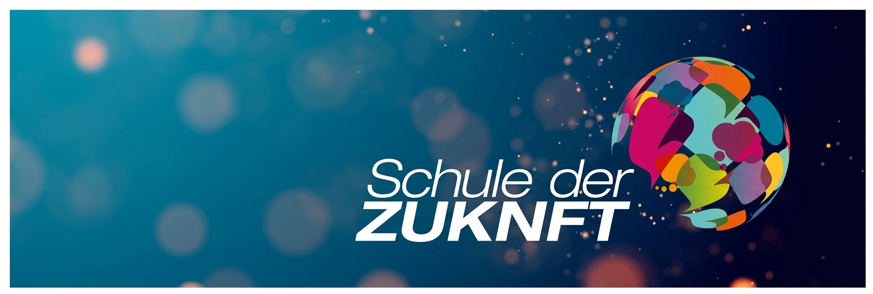 Das querformatige Banner zeigt auf einem tiefblauen Hintergrund mit sanften Lichteffekten und Glitzerpartikeln den zweizeiligen, weißen Schriftzug „Schule der Zukunft“. Rechts neben dem Text ist eine dreidimensionale Kugel abgebildet, die sich aus vielen bunten, ineinandergreifenden Sprechblasen zusammensetzt.