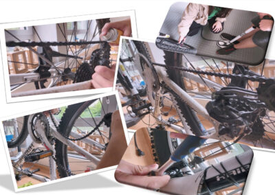 Die mehrteilige Collage zeigt im Zentrum und in den Detailaufnahmen verschiedene Fahrräder an denen handwerkliche Reparatur- und Wartungsarbeiten durchgeführt werden. Mehrere Nahaufnahmen dokumentieren Jugendliche ganz praktisch beim Ölen der Fahrradkette mit einer Sprühdose, beim Aufpumpen eines Reifens mit einer Standluftpumpe sowie beim Festziehen von Schrauben mit Werkzeugen.