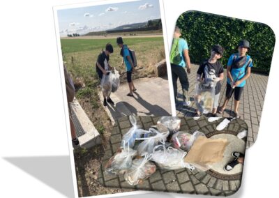 Die dreiteilige Fotocollage zeigt im oberen Bereich Schüler mit Handschuhen, Müllzangen und großen, transparenten Plastiksäcken beim gemeinsamen Aufsammeln von Unrat an einem Feldweg sowie auf dem gepflasterten Schulgelände. Das untere Detailfoto dokumentiert das erfolgreiche Ergebnis der Aktion und zeigt mehrere prall gefüllte Müllsäcke sowie gesammelte Pappkartons, die für den Abtransport auf dem Boden bereitgestellt wurden.