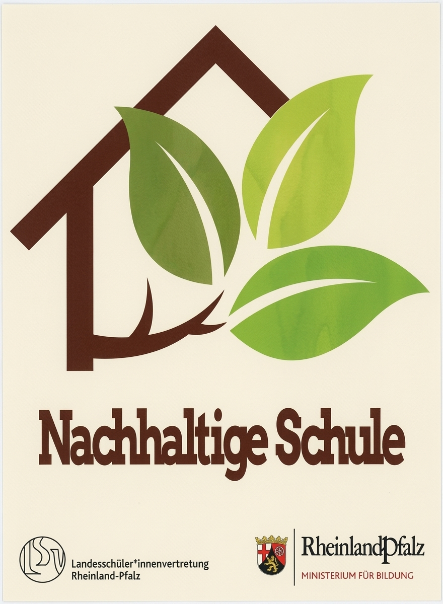 Nachhaltigkeitsschule Die Grafik zeigt im oberen Teil ein stilisiertes, dunkelbraunes Hausdach, aus dem drei große, leuchtend grüne Blätter an einem Ast sprießen, direkt über dem markanten braunen Schriftzug „Nachhaltige Schule“. Am unteren Rand befinden sich die offiziellen Embleme der Bundesschüler*innenvertretung Rheinland-Pfalz sowie das Landeswappen mit dem Schriftzug „Rheinland-Pfalz – Ministerium für Bildung“, was die staatliche Auszeichnung der Schule als Nachhaltigkeitsschule verbrieft.