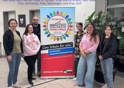 Das Bild zeigt die Elternvertretung der RS Plus Wallhausen neben einem RollUp mit dem Logo der Schule. Es sind zu sehen links nach rechts: Frau M. Strack, Frau Ruffini-Krauß, Herr Exel, Frau Schneider, Frau Stellwagen und Frau Süß