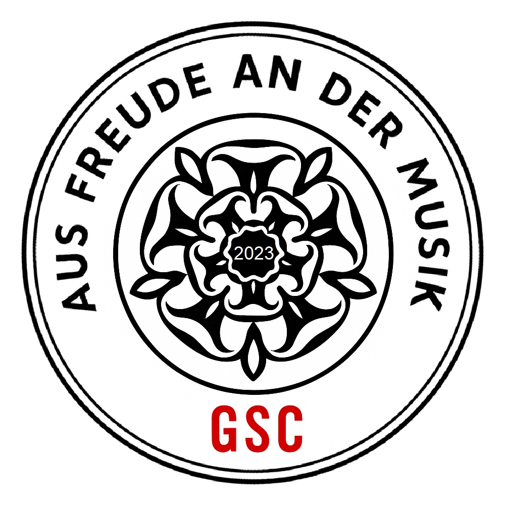 Schulchor RS Plus Wallhausen Das kreisrunde, schwarz-weiße Logo zeigt im Zentrum das traditionelle Emblem einer geöffneten heraldischen Rose, in deren innerster Blüte die Jahreszahl 2023 – das Gründungsjahr des Chores – eingetragen ist. Umrahmt wird die Rose von der kreisförmigen Aufschrift „AUS FREUDE AN DER MUSIK“ sowie den auffälligen roten Buchstaben „GSC“ im unteren Bereich, welche als Abkürzung für den Geschwister Scholl Chor stehen. Darunter ist eine Schattierung zu sehen.